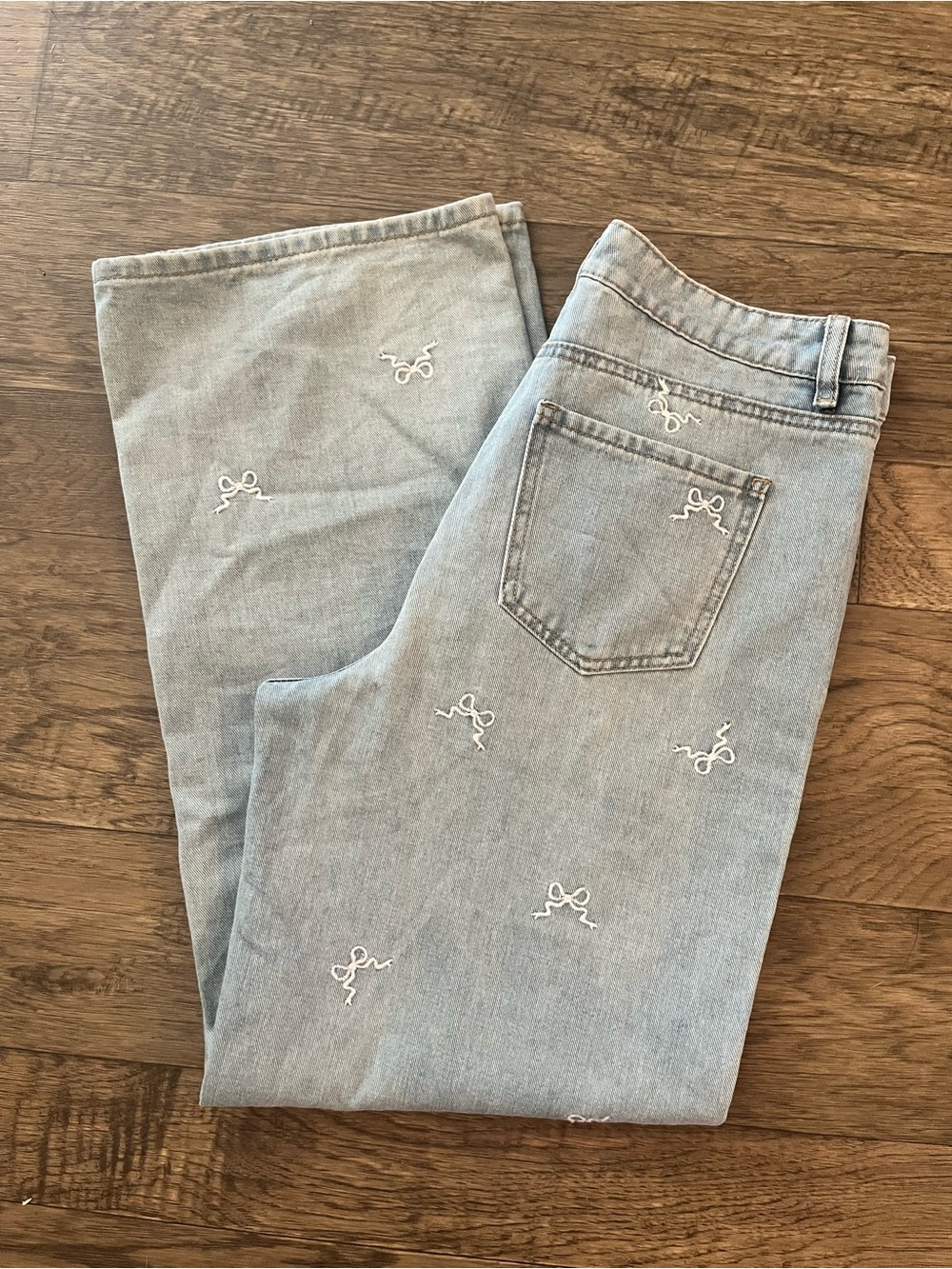 Cali1850 Light Wash Bow Embroidered Wide Leg Jeans